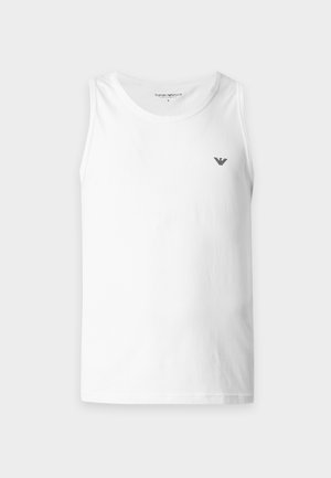 Weißes ärmelloses Tanktop mit rundem Ausschnitt und kleinem schwarzem Emporio Armani-Logo auf der linken Brustseite vor einfarbigem Hintergrund.