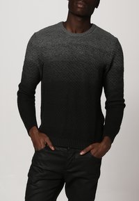 Maglione lavorato a maglia con una sfumatura da grigio chiaro a nero, motivo testurizzato, collo rotondo e polsini e vita a costine.