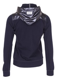 Felpa blu navy con cappuccio nero lucido, dotata di polsini e orlo a coste e cuciture a contrasto lungo le cuciture.