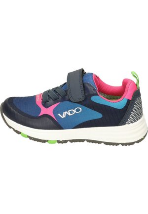 Scarpa sportiva navy e rosa con parte superiore in rete, fascia in velcro, suola ammortizzata e dettagli verdi sulla suola esterna. Presenta una finitura testurizzata.