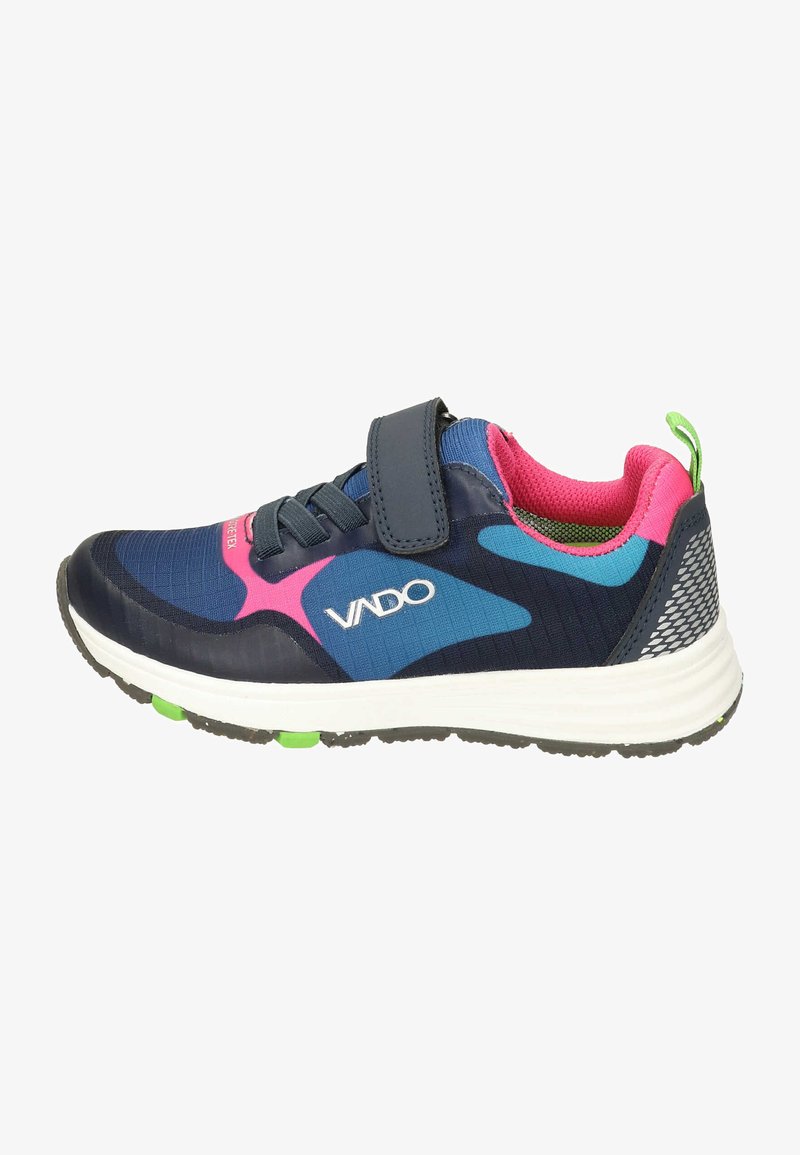 Chaussure de sport marine et rose avec une tige en maille, une sangle Velcro, une semelle rembourrée et des accents verts sur la semelle extérieure. Présente une finition texturée.