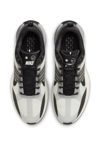 Nike-sneakers med överdel i vitt och svart mesh, svarta snören, vadderad krage och mönstrad innersula. Platt sula.