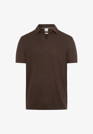 Polo marrone a maniche corte con collo aperto e tessuto leggermente strutturato, con etichetta "Brax" all'interno del collo.