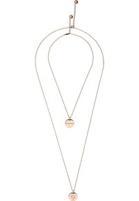 Rozen gouden gelaagde ketting met twee hangers: één met de tekst "@keeplovin" en een hartvormige accent, verbonden door fijne kettingen.