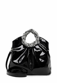 Sac à main en cuir verni noir avec un design plissé, doté d'une anse en insert serpent argenté texturé et d'une bandoulière amovible.