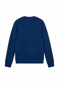 Jūras zila džemperis ar klasisku apaļu kaklu, garām piedurknēm un ribotām aprocēm. Gluda tekstūra, viendabīga krāsa un bez rotājumiem aizmugurējā dizainā.