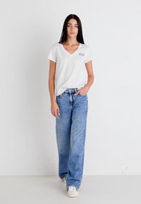 Levi's® PERFECT VNECK - Paprasti marškinėliai - bright white