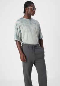 Jack & Jones JPSTKARL JJCHARGE FADED PANTS - Pantaloni sportivi - castlerock