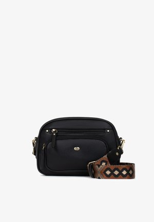 Zwarte leren crossbodytas met voorvakken met rits en een afneembare bruine stoffen band met geometrische patronen.