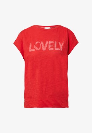 Rode T-shirt met korte mouwen van zachte stof, met een witte tekstafbeelding die "LOVELY" over de voorkant weergeeft.