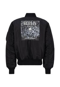 Chaqueta bomber negra con puños y dobladillo de punto. Presenta un diseño gráfico que muestra un mapa de Berlín en la parte posterior con texto en blanco y gris.
