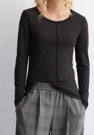 Long sleeved top - black