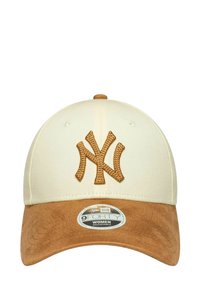 Cremefarbene Kappe mit einem braunen Wildleder-Schirm. Verfügt über ein gesticktes NY-Logo in Braun. Verstellbares, strukturiertes Design mit abgerundetem Oberteil.