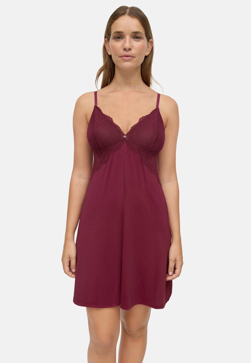 Camisón burdeos con borde de encaje en el busto, tirantes ajustables, un corte holgado y un pequeño botón decorativo en el centro.