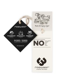 Etichetă triunghiulară neagră cu pictograme pentru material impermeabil, respirabil și rezistent la vânt. Etichetă dreptunghiulară albă cu mesaj vegan și logo-uri.