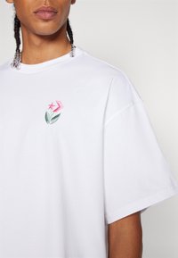 Converse STAR FLOWER TEE UNISEX - Camiseta estampada - white
