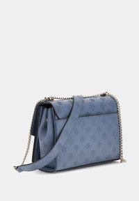 Sinine tekstureeritud käekott, millel on reljeefsed lillemustrid, ketil rihm ja lukuga sulgemine. Kompaktselt ristkülikuline kuju kahekordsete sektsioonidega.