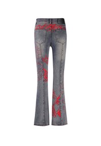 Jeans de mezclilla azul acampanados con diseños bordados en rojo, que incluyen logotipos y patrones, prominentes en la parte trasera y los lados. Estilo de cinco bolsillos.