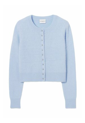 Cardigan court bleu clair en tissu doux, avec un col rond, des manches longues et six boutons en perles sur le devant.