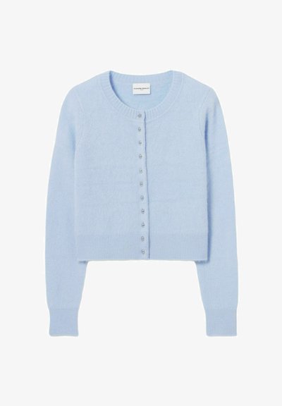 Cardigan cropped blu chiaro realizzato in morbido tessuto, con scollatura rotonda, maniche lunghe e sei bottoni in perlina sulla parte anteriore.