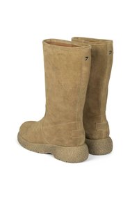 Botas altas de suede marrón claro con un acabado texturizado, suelas de goma y detalles cosidos. Presentan un pequeño logo en el lateral y una costura reforzada.