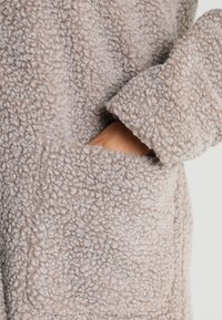 OPUS Kort kappa / rock - beige