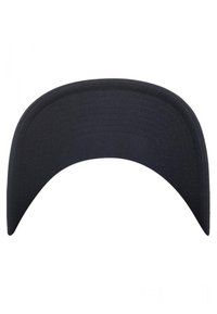 Mørkeblå baseballcaps med buet skygge, laget av stoff med glatt tekstur og synlige sømmer langs kantene.
