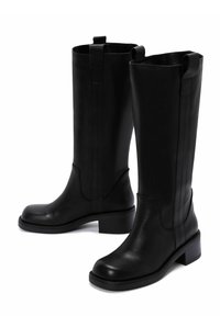 Bottes noires en cuir jusqu'au genou avec une texture lisse, bout légèrement pointu, talon bloc et renforts latéraux pour un maintien confortable.