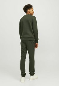 Jack & Jones Junior JJELOGO CREW - Mikina - kombu green