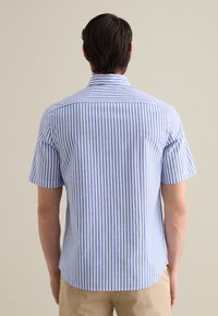 Camisa de manga corta con botones, con rayas verticales azules y blancas, un cuello clásico y un dobladillo curvado. Fabricada con tejido ligero.