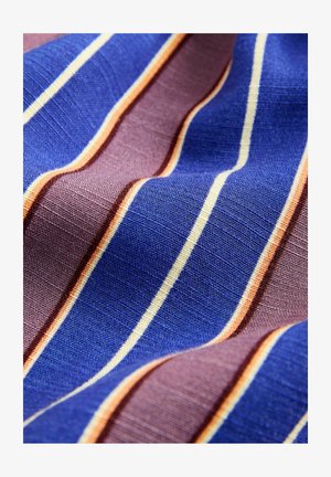 Textiel met blauwe en mauve strepen, afgewisseld met fijne gele en oranje lijnen. De stof toont een subtiele textuurweving.