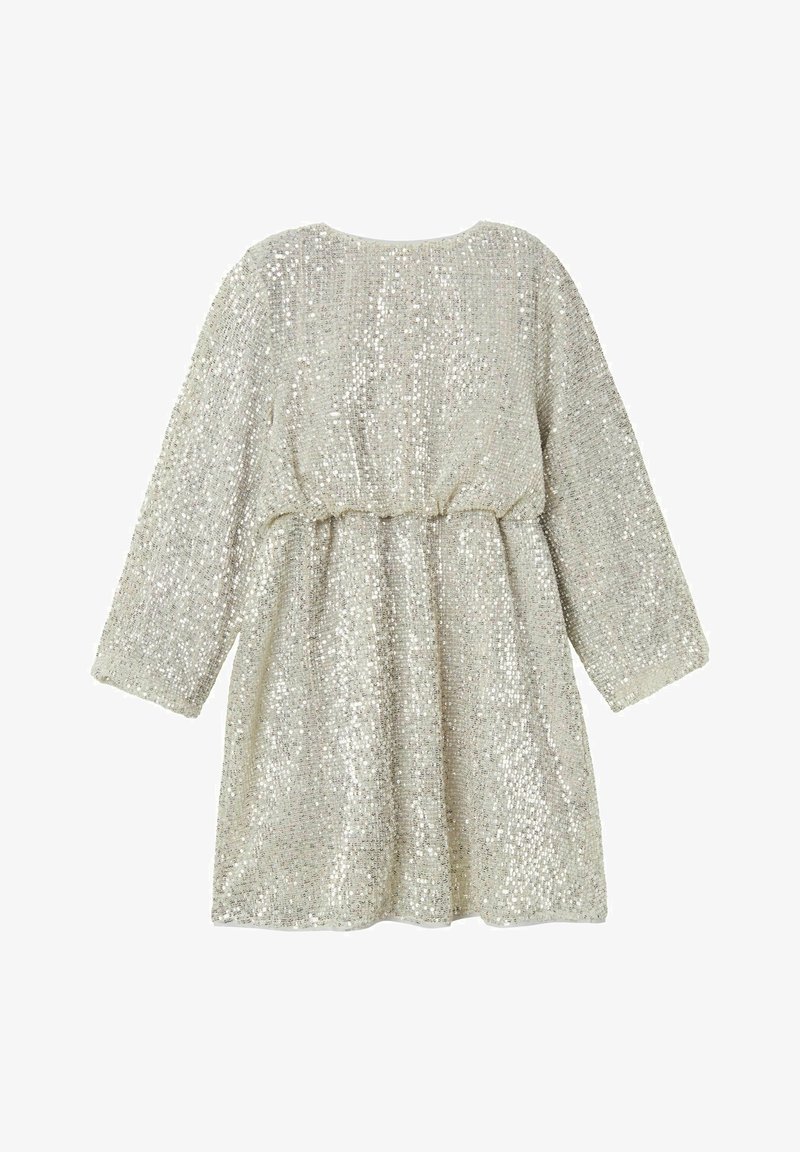 Vestido de manga larga cubierto de lentejuelas plateadas con cintura fruncida y escote redondo, diseñado para ocasiones festivas o formales.
