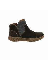 Tmavě hnědá semišová kotníková bota s šedým žebrovaným svrškem, kontrastním prošíváním a texturovanou gumovou podrážkou s diamantovým vzorem.