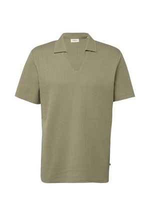 Koszulka polo z krótkim rękawem w oliwkowo-zielonym kolorze, dziana z teksturowanym wzorem i kołnierzykiem w kształcie litery V, prezentowana na białym tle.