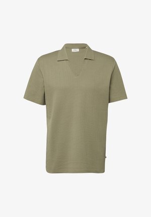 Koszulka polo z krótkim rękawem w oliwkowo-zielonym kolorze, dziana z teksturowanym wzorem i kołnierzykiem w kształcie litery V, prezentowana na białym tle.