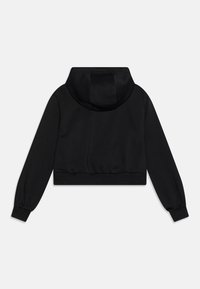 Czarna krótka bluza z kapturem, długimi rękawami i ściągaczami. Gładki materiał, minimalistyczny design, bez widocznych logo lub wzorów.