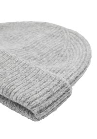 Szara wełniana czapka z prążkowaną fakturą i podwiniętym mankietem. Tkanina wydaje się miękka i gruba, zaprojektowana z myślą o ciepłu i komforcie.