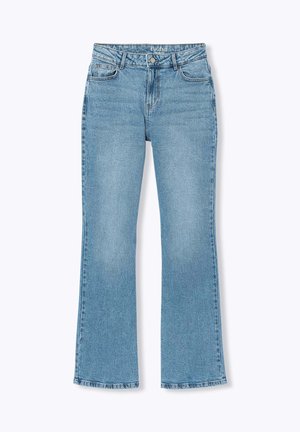 Jean bleu clair à jambes droites avec boutons devant, passants pour ceinture, poches avant et arrière, présenté à plat sur fond blanc.