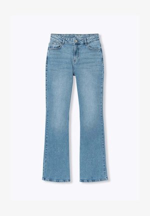 Jean bleu clair à jambes droites avec boutons devant, passants pour ceinture, poches avant et arrière, présenté à plat sur fond blanc.