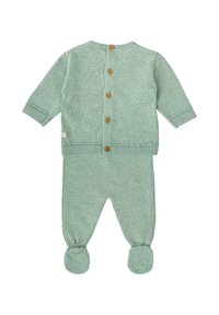 Conjunto de overol de punto en suave verde, que incluye un cárdigan abotonado con cinco botones de madera y pantalones con pies y puños de canalé.