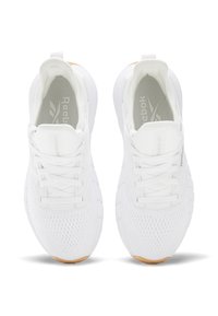 Baskets blanches de sport avec une tige en mesh respirant, des lacets plats, un col rembourré et une semelle en caoutchouc avec une adhérence texturée.