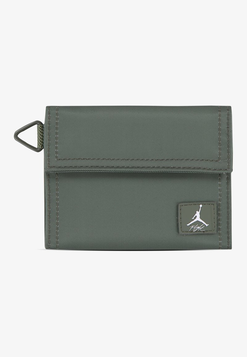 Billetera de tela verde con cierre de solapa, que presenta un diseño cosido y un parche con el logo de Jordan. Incluye un lazo de metal para su sujeción.