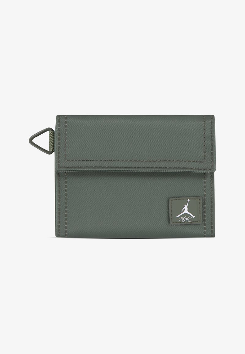 Portafoglio di stoffa verde con chiusura a pattina, caratterizzato da un design cucito e un patch logo Jordan. Include un anello metallico per il fissaggio.
