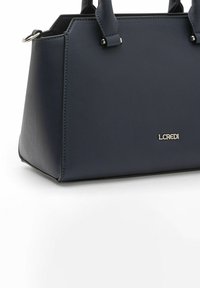 Navyblauwe leren handtas met korte handvatten, rechthoekige vorm, gestructureerd oppervlak en een metalen merkaanduiding aan de onderkant.