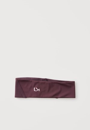 Marsala rekbare stoffen hoofdband met een klein wit logo op een effen witte achtergrond.