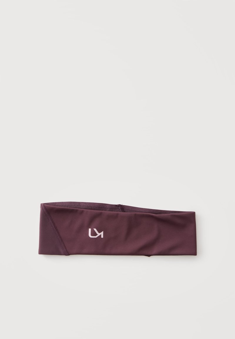 Bandeau extensible en tissu bordeaux avec un petit logo blanc sur un fond blanc uni.