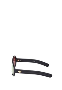 Occhiali da sole neri con lenti verdechiaro, bracci testurizzati neri e accento in logo dorato. Presentano una forma arrotondata e un materiale robusto e flessibile.