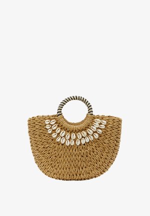 Vævet stråhåndtaske med en vifteform, der har en struktureret overflade, cirkulært sort-hvidt stribet håndtag og dekorative hvide muslingeskaller som udsmykning.