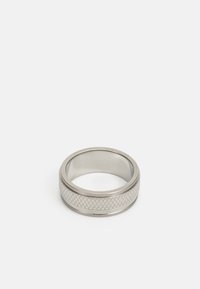 Sølvring med en glat inderside, der har en struktureret yderside med et diamantmønster, lavet af metal med en poleret overflade.
