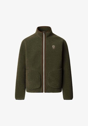 Groen fleecejack met hoge kraag, ritssluiting aan de voorkant, bruine accenten en twee grote steekzakken aan de voorkant. Voorzien van een logo op de linkerborst.